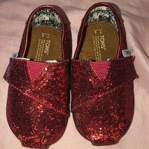 Sparkling Red Toms Size 4